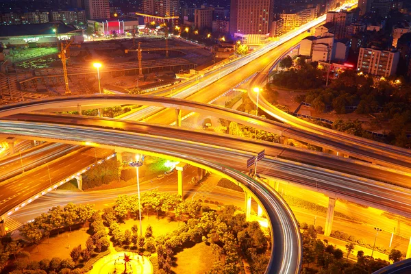 Luchtfoto van stad viaduct weg nachtbeeld — Stockfoto