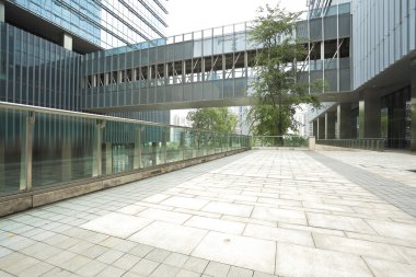 Boş yol kat modern bina arka plan ile