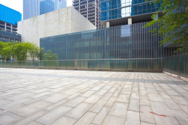 Boş yol kat modern bina arka plan ile