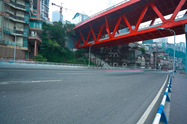 Empty road floor with red ironbridge and ancient architecture — Stock Photo, Image