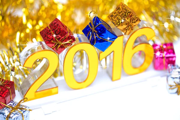 Golden 2016 3d icon with gift box — Stock Photo, Image