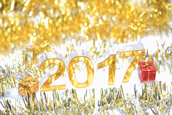 Golden 2017 3d icon with gift box — Stock Photo, Image