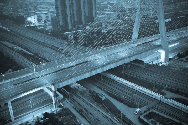 Luchtfoto van stad viaduct weg nachtbeeld — Stockfoto