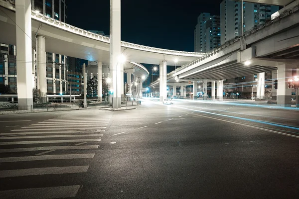 Cidade estrada viaduto noite de noite cena — Fotografia de Stock