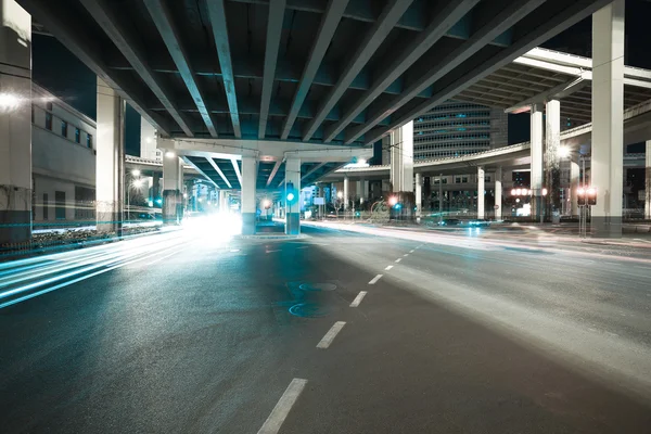 Ciudad carretera viaducto noche de escena de la noche — Foto de Stock