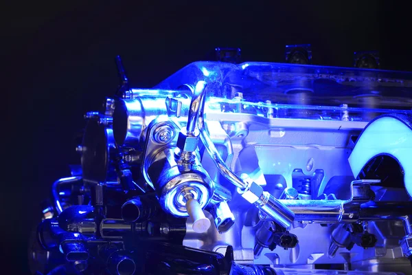 Синий свет облучения автомобиля двигатель крупным планом — стоковое фото