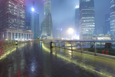 Boş mermer zemin yol ile modern şehir mimarisi arka plan