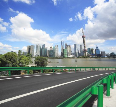 Boş yol yüzeyi ile shanghai bund şehir binaları