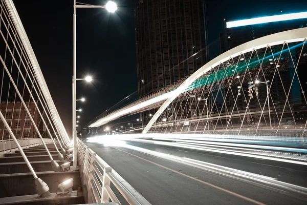 Arc köprü kiriş Otoban araba ışık şehir gece manzarası rotaları — Stok fotoğraf