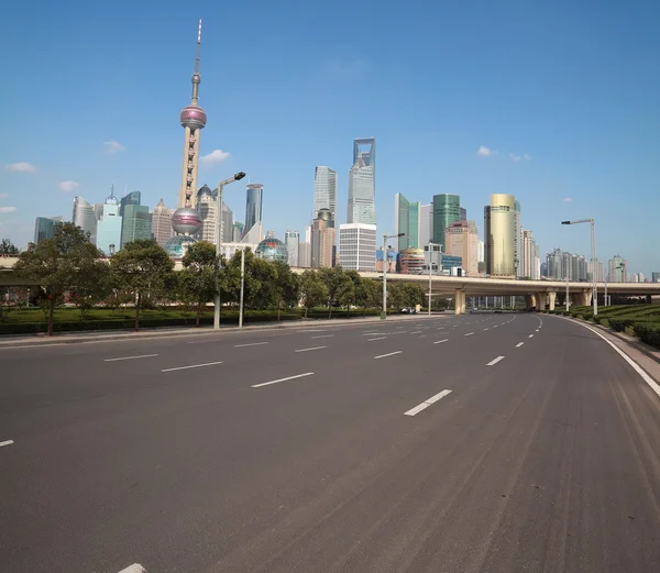 Пустая дорога с Шанхаем Lujiazui городских зданий — стоковое фото