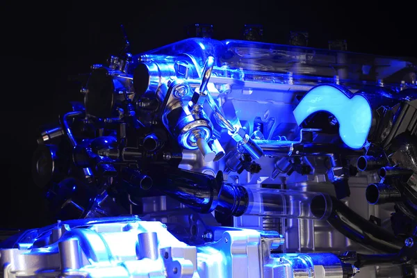 クローズ アップの青色光照射車エンジン ロイヤリティフリーのストック画像