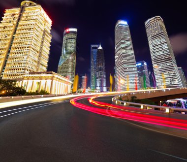 Boş yol yüzeyi ile shanghai lujiazui şehir binaları 