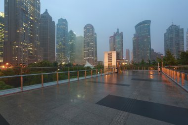 Boş mermer zemin yol ile modern şehir mimarisi arka plan