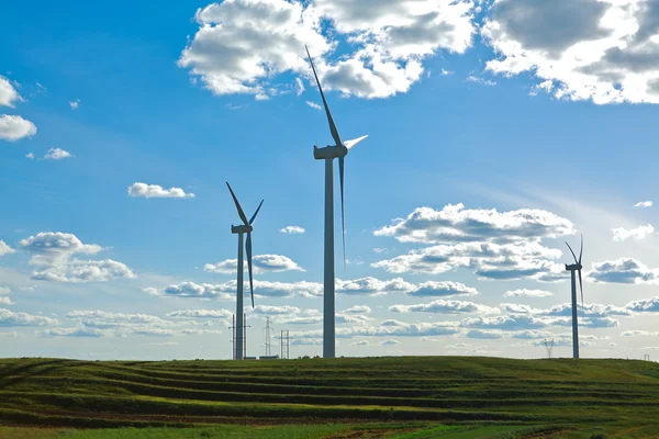 Gerador de energia eólica ecológica nas pastagens — Fotografia de Stock