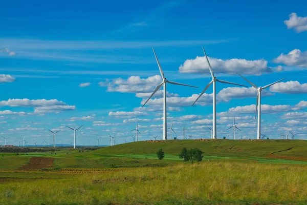 Générateur d'énergie éolienne écologique sur les prairies — Photo