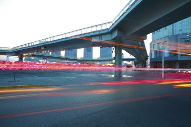Gece sahne kentsel yaya köprüsü ve yol kavşağı