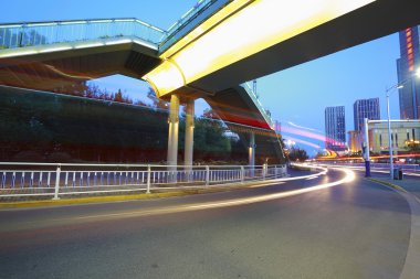 Gece sahne kentsel yaya köprüsü ve yol kavşağı