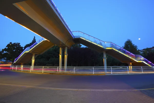 Stedelijke voetgangersbrug en weg kruispunt nachtbeeld — Stockfoto