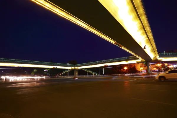 Passarela urbana e intersecção rodoviária da cena noturna — Fotografia de Stock