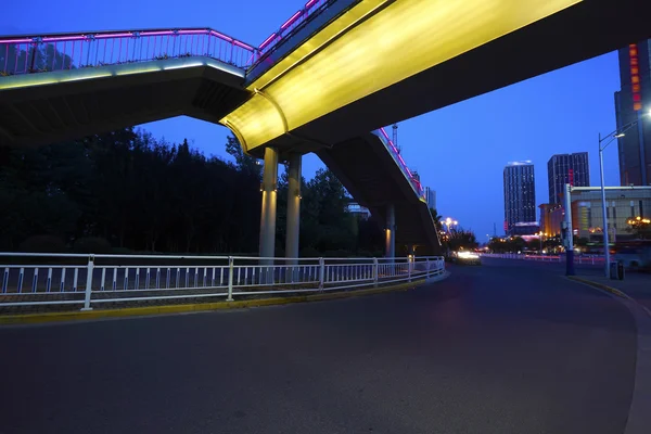 Városi footbridge és út kereszteződés, éjszakai jelenet — Stock Fotó