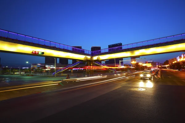 城市人行天桥和道路交叉口的夜景 — 图库照片