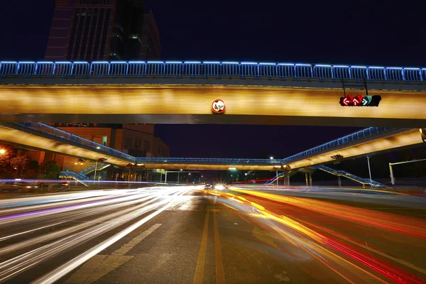 Städtischen Fußgängerbrücke und Straße Kreuzung der Nachtaufnahme — Stockfoto