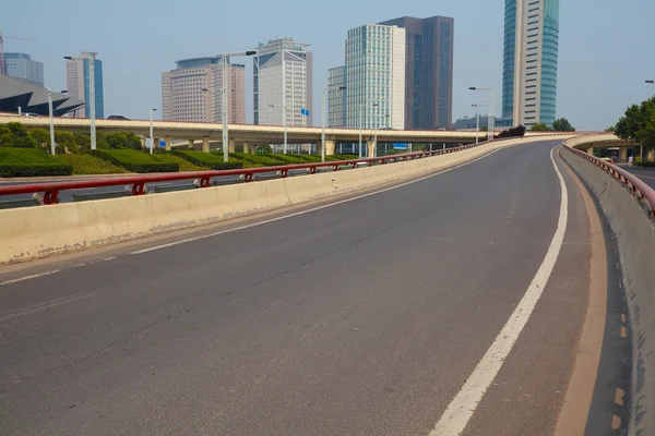 Intersecção de viaduto urbano e rodovia — Fotografia de Stock