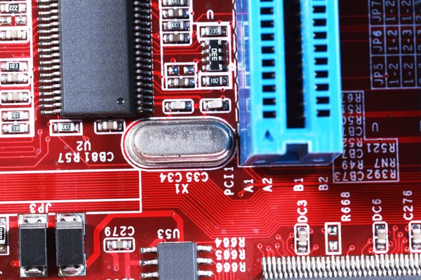Piros elektronikus áramköri kártya processzorral compu a közeli képe — Stock Fotó