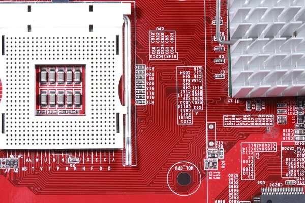 Primer plano de la placa roja del circuito electrónico con procesador de compu —  Fotos de Stock