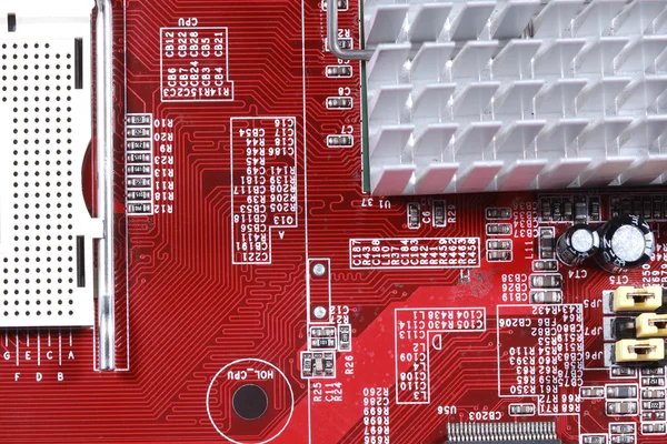 Primer plano de la placa roja del circuito electrónico con procesador de compu —  Fotos de Stock