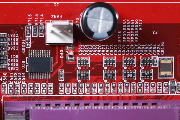 Szczelnie-do góry obwód elektroniczny czerwony deska z procesorem compu — Zdjęcie stockowe