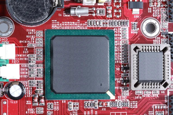 Close-up de placa vermelha de circuito eletrônico com processador de compu — Fotografia de Stock