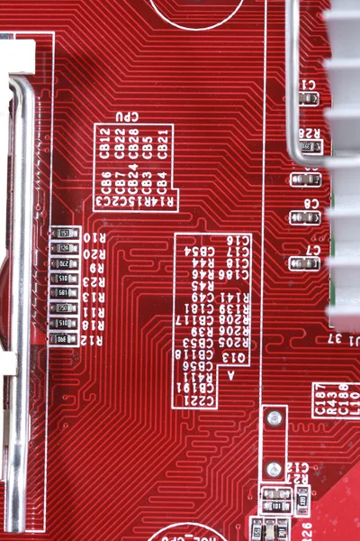 Primer plano de la placa roja del circuito electrónico con procesador de compu —  Fotos de Stock