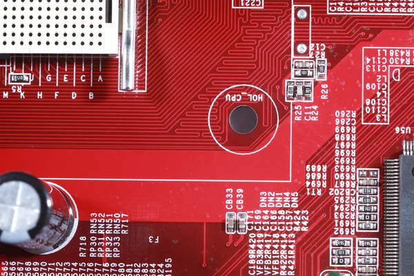 Primer plano de la placa roja del circuito electrónico con procesador de compu —  Fotos de Stock