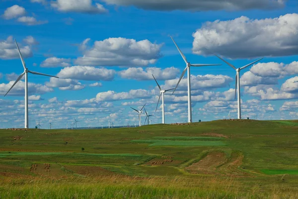 Générateur d'énergie éolienne écologique sur les prairies — Photo