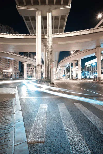 Város közúti viadukt éjszaka az éjszakai jelenet — Stock Fotó