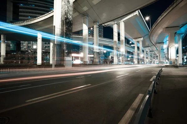 Strada cittadina viadotto notte di scena notturna — Foto Stock