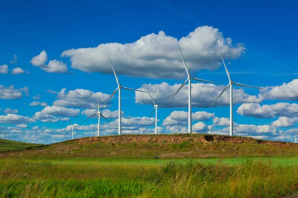 草原上的生态风力发电机 — 图库照片