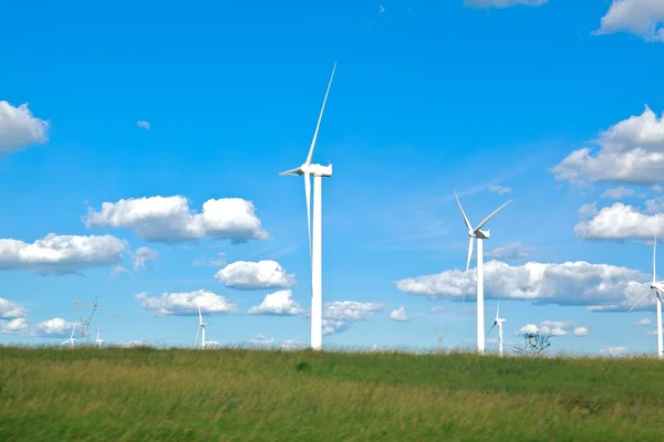 Générateur d'énergie éolienne écologique sur les prairies — Photo