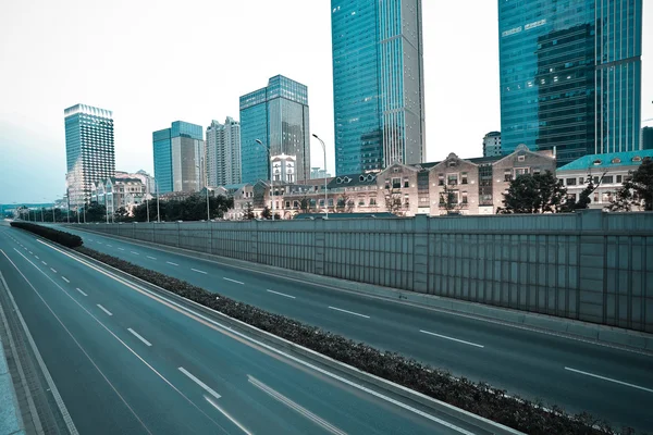 Stad gebouw straatbeeld en wegdek — Stockfoto