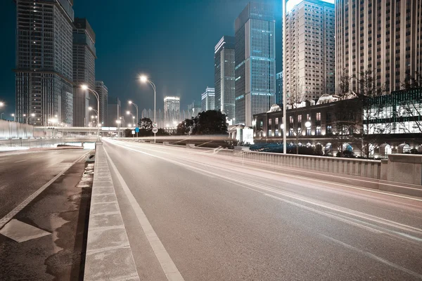 Cidade edifício rua cena e estrada de cena noturna — Fotografia de Stock