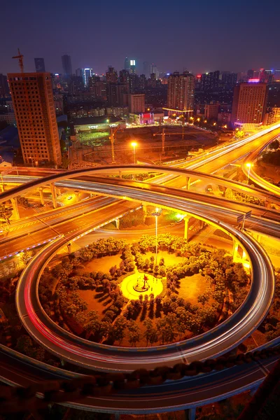 Luchtfoto van stad viaduct weg nachtbeeld — Stockfoto