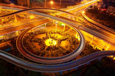 Şehir viyadük yol gece sahne havadan görünümü