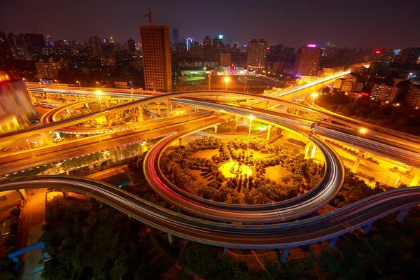 Luchtfoto van stad viaduct weg nachtbeeld — Stockfoto