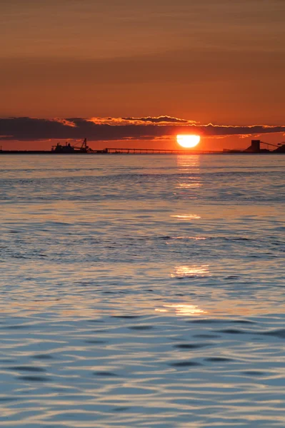 Силуэт корабля на закате на Тихом океане — стоковое фото