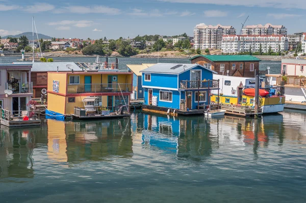 Hausboote treiben im Viktoria-Hafen. — Stockfoto