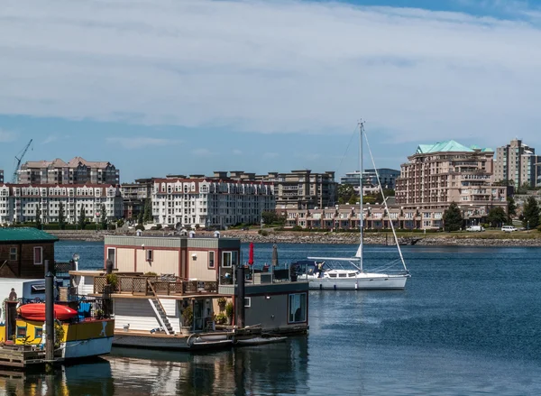 Boat houses  and sailboat at Fisherman wharf — Stock Photo, Image