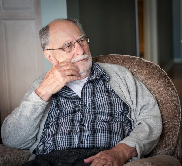 Bedstefar med en grå sweater - Stock-foto
