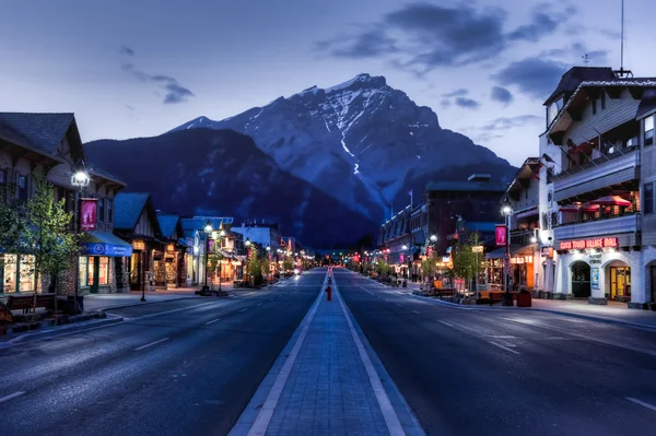 Noční pohled z hlavní ulice Banff townsite Stock Obrázky