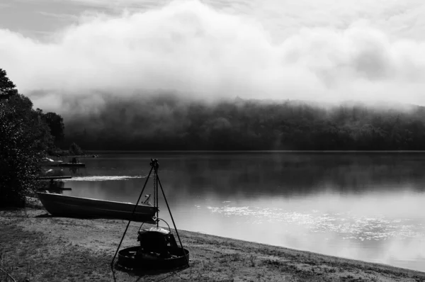 Abend neblig Blick auf einen See in Quebec Land — Stockfoto